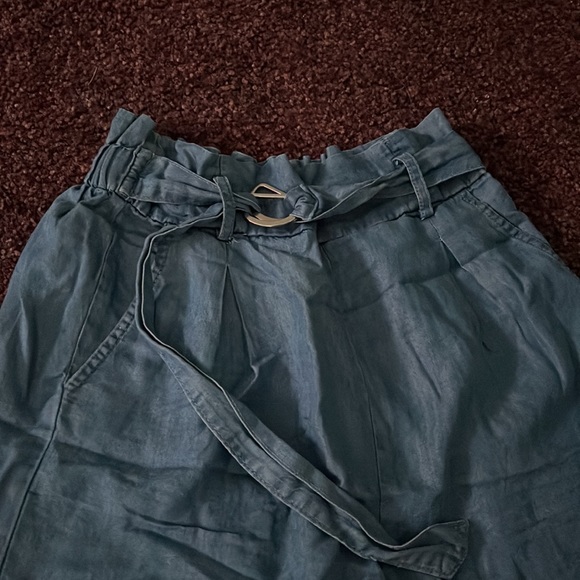 Shorts with belt attached - Picture 2 of 2